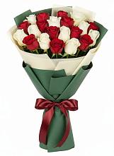 Букет Микс из красных и белых роз в Мильково