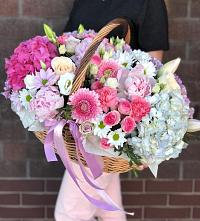 Цветочная композиция из Розы, Хризантемы, Пионы и Лизиантусы в корзине в Мильково
