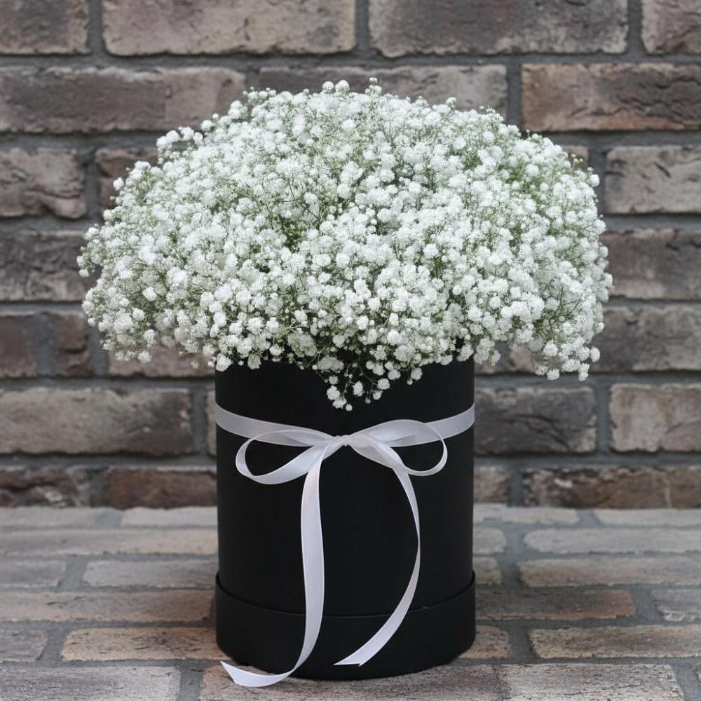 Цветочная композиция из Гипсофила в шляпной коробке в Мильково