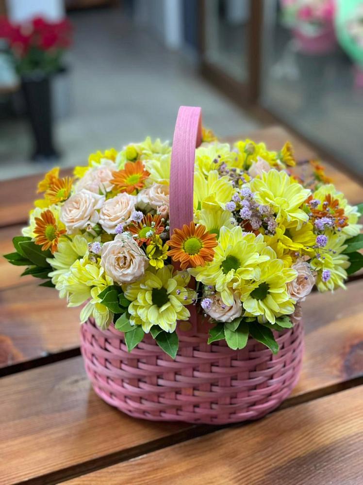 Цветочная композиция из Хризантемы и Розы в корзине в Мильково