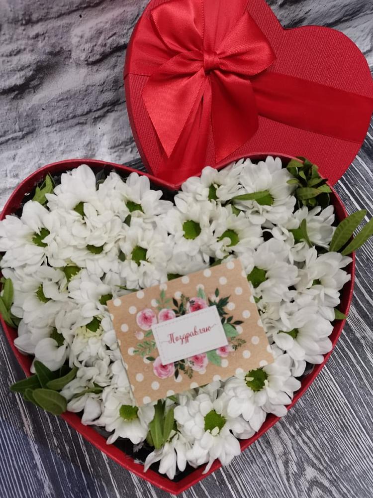 Цветочная композиция из Хризантемы в виде сердца в Мильково