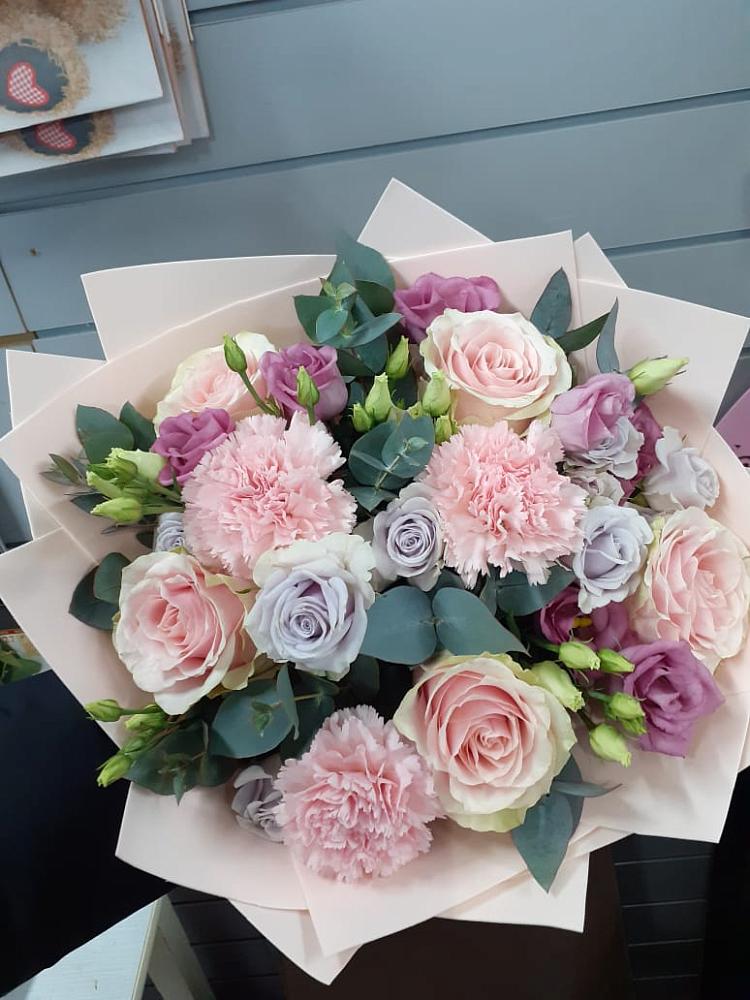 Букет цветов из: Розы, Гвоздики и Лизиантусы в Мильково