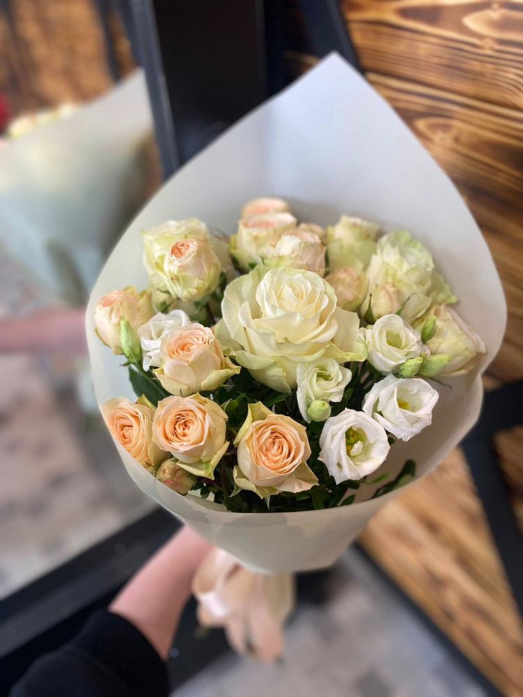 Букет цветов из: Розы и Лизиантусы в Мильково